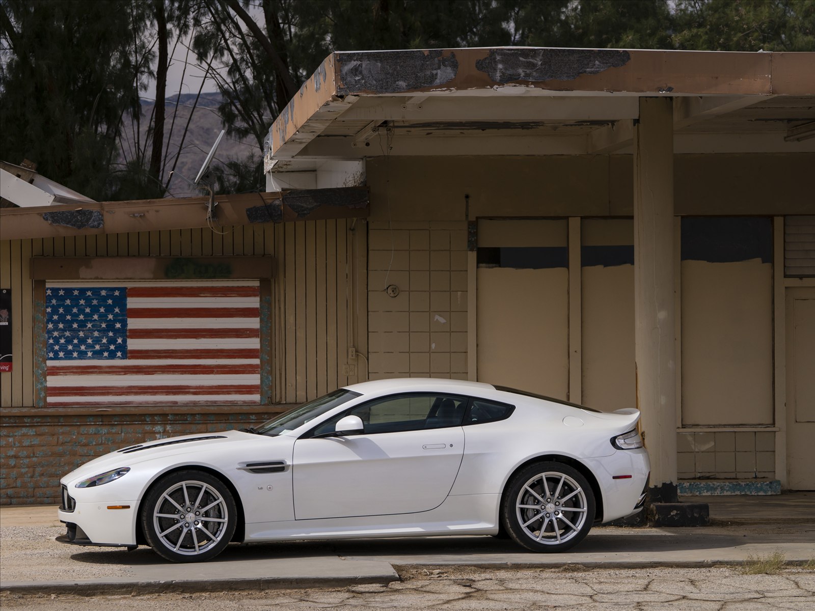 Aston Martin V12 Vantage S 2014